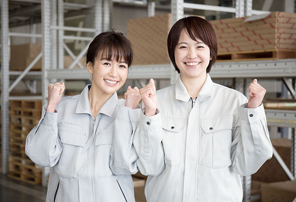 笑顔の軽作業女性スタッフ