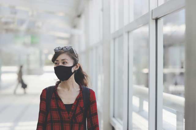 空いている町を歩く女性