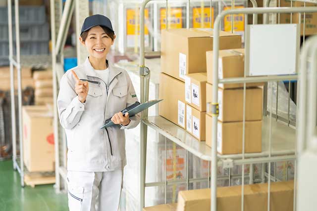 倉庫内で働く女性スタッフ