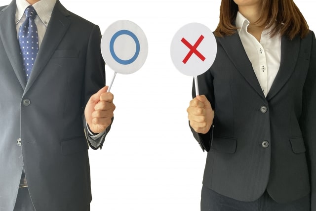 OKとNGを持つ会社員